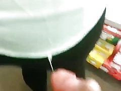 Cum pe fata (ea atinge sperma cu mana)