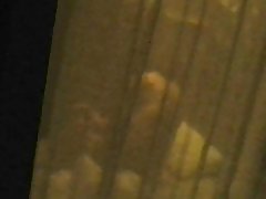 Vecinii tânăr prins espia fereastra linge dracu arestat