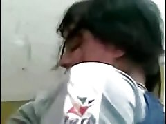 Cuplu tânăr nenorocit în sala de clasă