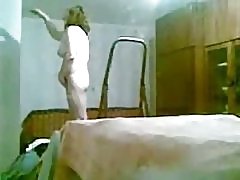 Spionaj mama mea prin Curtea fereastra curte