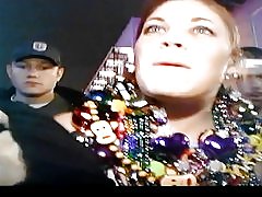 Doi prieteni intermitent păsărică cu un cap roşu cu ţâţe uriaşe