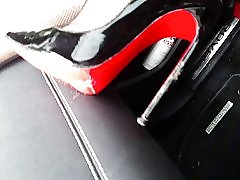 Linge meu tocuri curat! curvă în leatheramp auto; tocuri louboutin